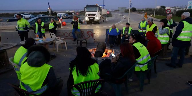 Eine Gruppe von Demonstranten in gelben Westen haben in einem von ihnen blockierten Kreisverkehr vor der Ölraffinerie La Mede ein Lagerfeuer entzündet.