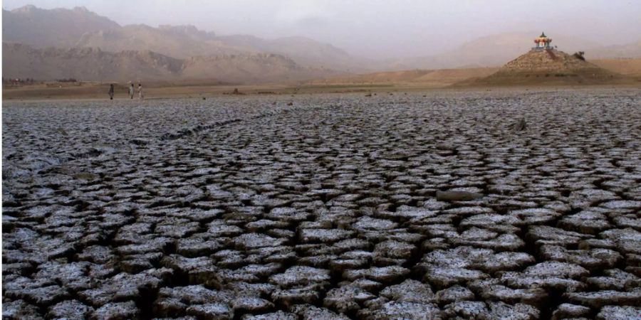 Pakistani laufen auf dem vertrockneten Hanna See in Pakistan.