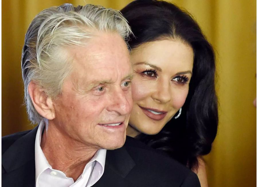 Michael Douglas (73) und Catherine Zeta-Jones (48) trennen 25 Jahre Altersunterschied.