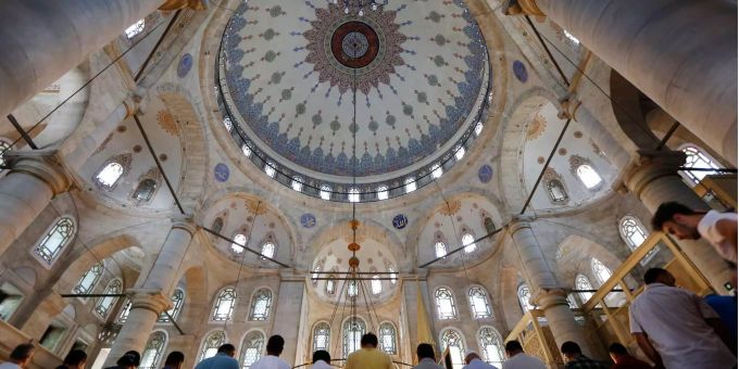 Gläubige beten in einer Moschee. Gläubige beten in einer Moschee.