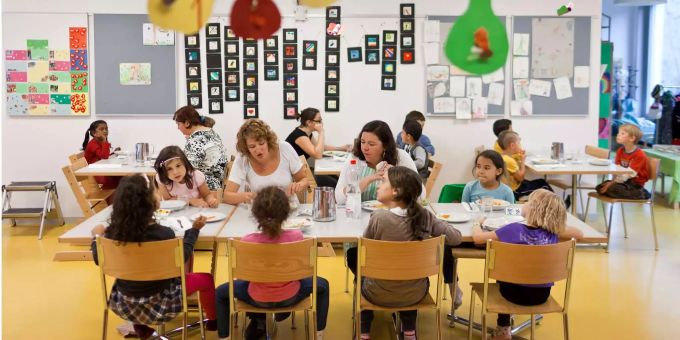 Kinder und Erzieher essen zu Mittag im «Hort» in Zürich. Kinder und Erzieher essen zu Mittag im «Hort» in Zürich.