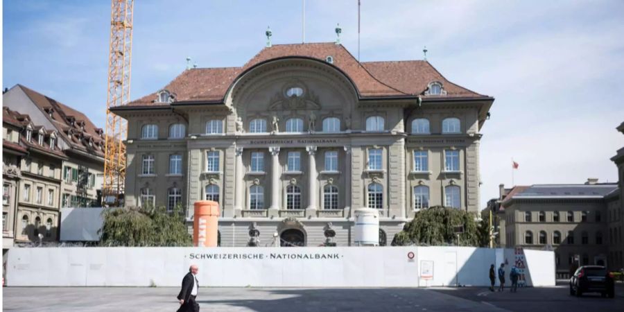 Ulrich Giezendanner, SVP-AG, schreitet vor der Nationalbank vorbei in Richtung Bundeshaus kurz vor Beginn der Herbstsession der Eidgenössischen Räte,