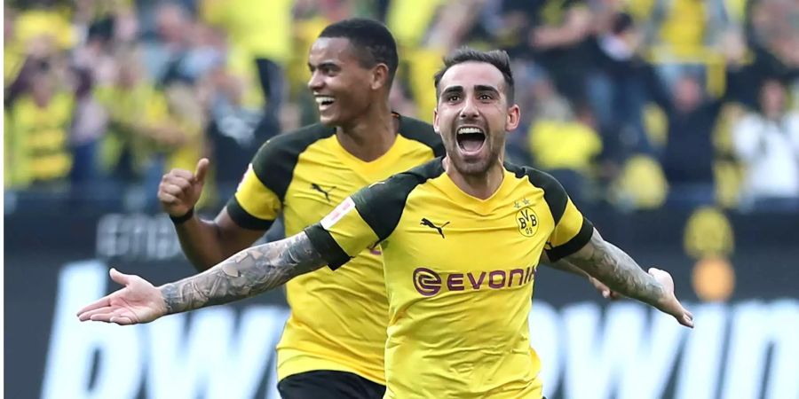 Paco Alcácer (vorne) und Manuel Akanji feiern den Siegtreffer gegen den FC Augsburg.