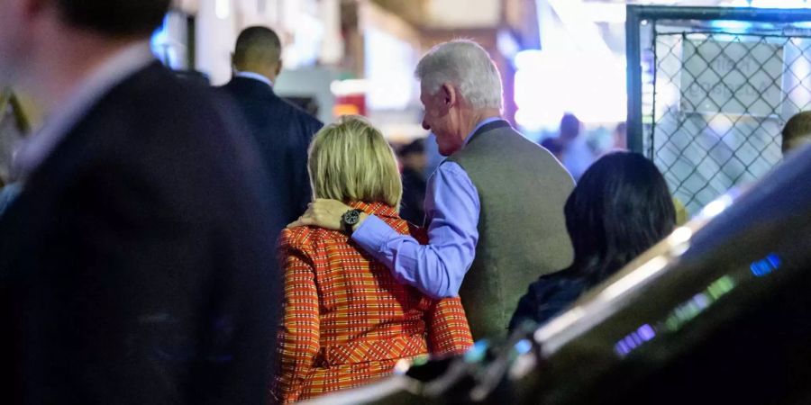 Hillary und Bill Clinton besuchen das Oktoberfest in München – Bill legt bei der Ankunft seinen Arm um Hillary.