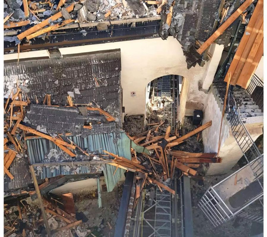 Das Dach der Festung Hohensalzburg ist nach einem Unwetter teilweise abgedeckt.