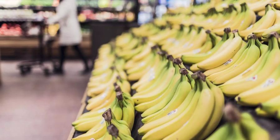 Bananen liegen in einem Supermarkt