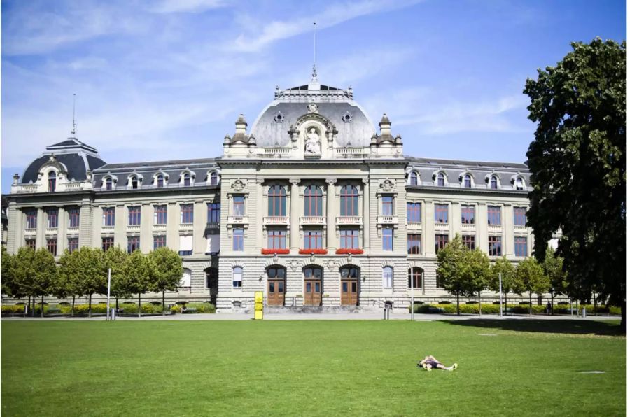 Blick von der grossen Schanze auf das Hauptgebäude der Universität Bern - Keystone