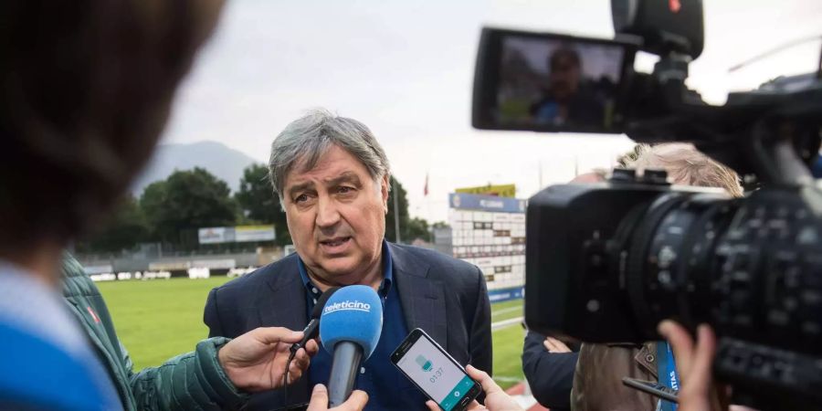 Lugano-Präsident Angelo Renzetti spricht nach dem Spiel gegen Basel zu den Medien.