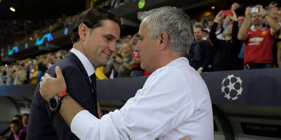 Der YB-Trainer beim Shakehands mit Manchester-United-Manager José Mourinho.