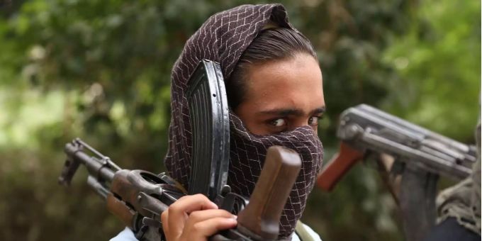 Ein ehemaliger Talibanmilitant legt seine Waffe auf seine Schulter während einer Versöhnungszeremonie in Jalalabad. (Archivbild) Ein ehemaliger Talibanmilitant legt seine Waffe auf seine Schulter während einer Versöhnungszeremonie in Jalalabad. (Archivbild)