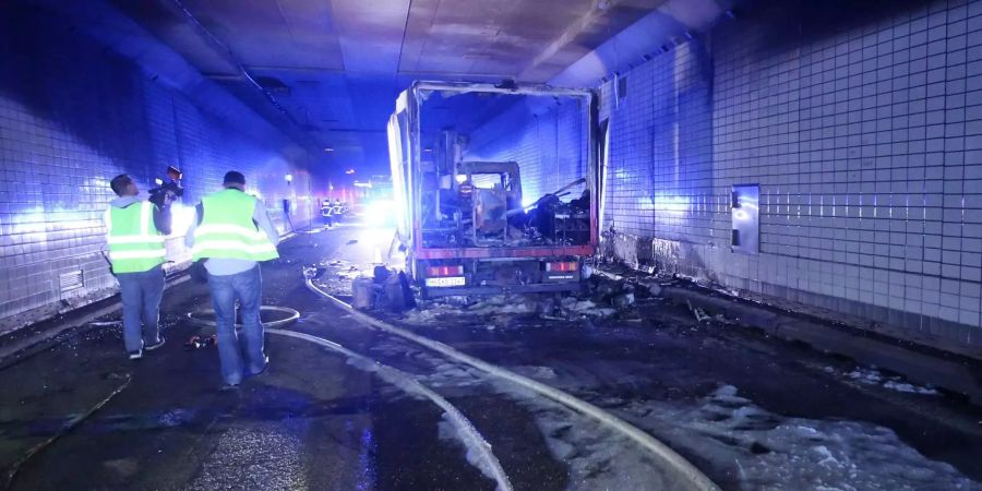 Ein ausgebranntes Wartungsfahrzeug steht in der ersten Röhre im Elbtunnel in Hamburg (D).