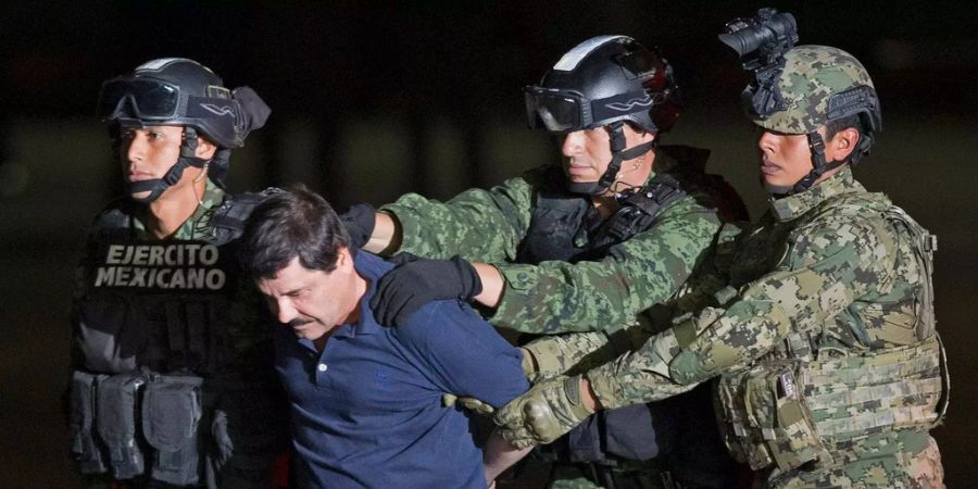 El Chapo wird von mehreren Soldaten eskortiert.