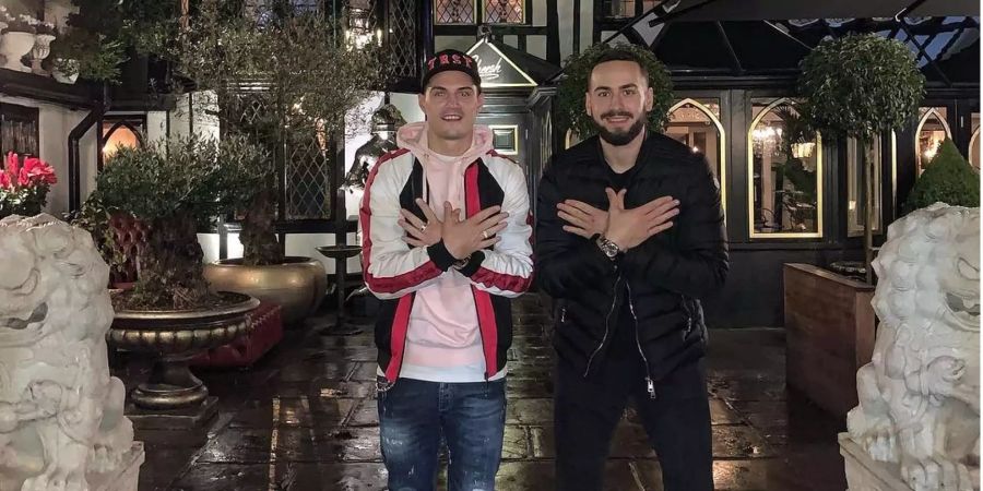 Granit Xhaka posiert mit Rapper Trim Ademi aka Capital T und zeigt den Doppeladler.