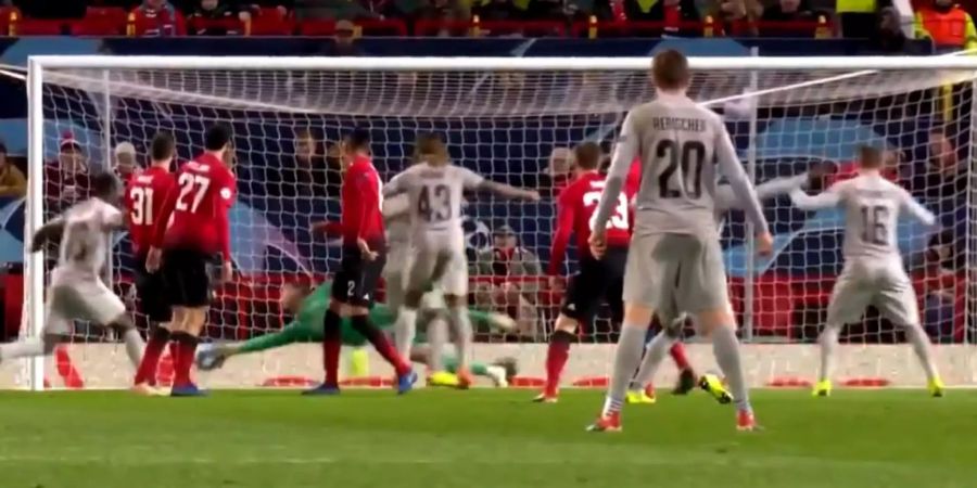 David de Gea hält einen abgelenkten Schuss auf der Linie.