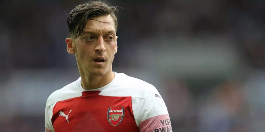 Mesut Özil spielt im Trikot vom FC Arsenal.
