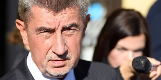 Andrej Babis, Ministerpräsident von Tschechien, ist mit einer privaten Klage gegen die Slo Andrej Babis, Ministerpräsident von Tschechien, spricht am Tag der Kommunalwahlen zu Journalisten.
