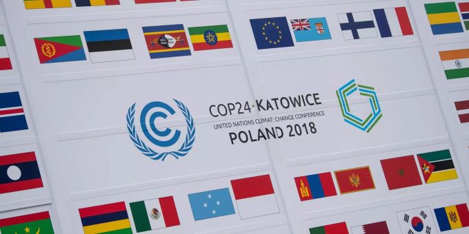 Der Uno-Klimagipfel zum Klimawandel findet vom 03.-14.12.2018 in der südpolnischen Stadt Kattowitz statt. Fahnen diverser Länder und das Logo der Klimakonferenz der Vereinten Nationen COP24.