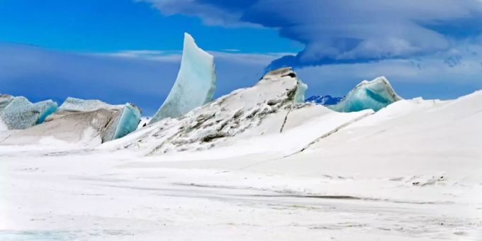 Zwei Techniker sind in einer Antarktis-Forschungsstation gestorben. Eis und Schnee liegt in der Antarktis.