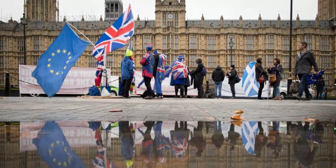 Anti-Brexit-Demonstranten haben sich vor dem britischen Parlament versammelt. Anti-Brexit-Demonstranten haben sich vor dem britischen Parlament versammelt.
