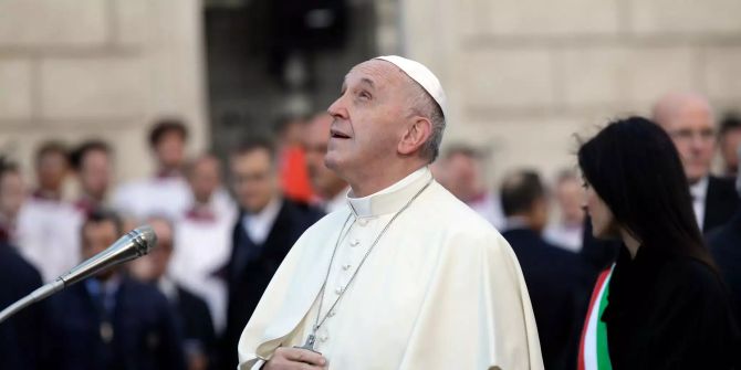 Papst Franziskus kommt, um vor der Statue der Jungfrau Maria in der Nähe der Spanischen Treppe Roms zu beten.