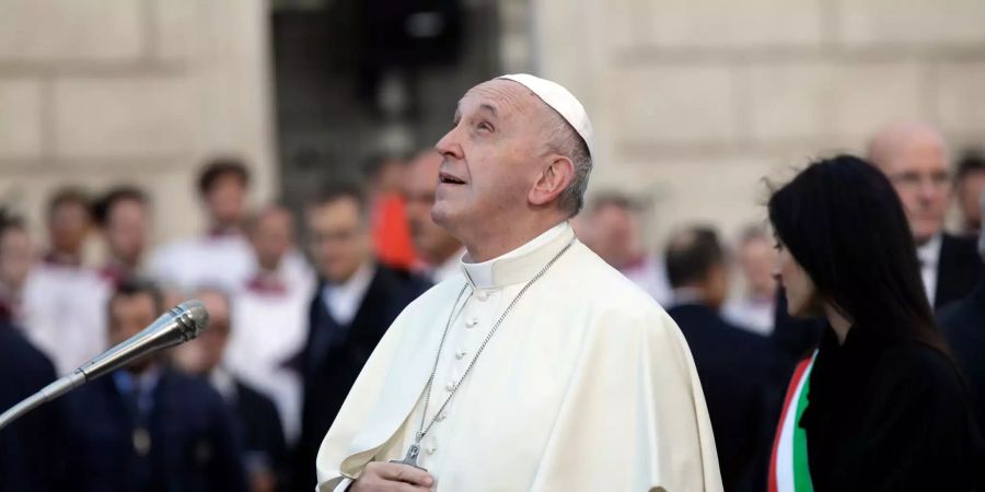 Papst Franziskus kommt, um vor der Statue der Jungfrau Maria in der Nähe der Spanischen Treppe Roms zu beten.