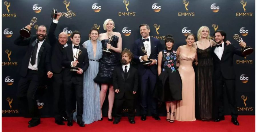 Die Crew von «Game of Thrones» 2016 an den Emmy Awards.