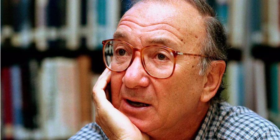 US-Dramatiker Neil Simon spricht bei einem Interview.