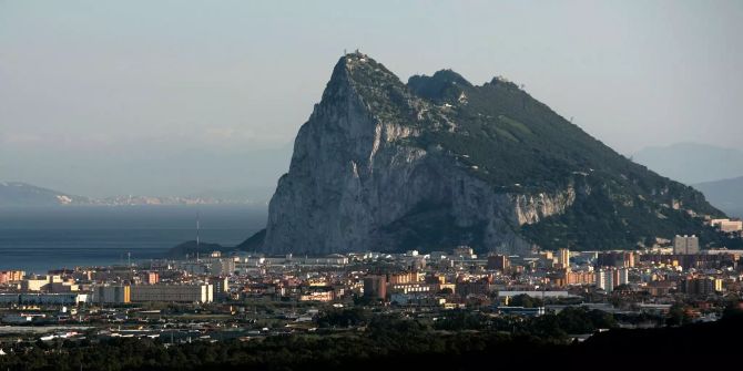 Der Felsen von Gibraltar ragt weithin sichtbar ins Mittelmeer.