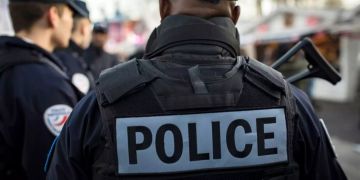 Ein Polizist steht Wache in Paris.