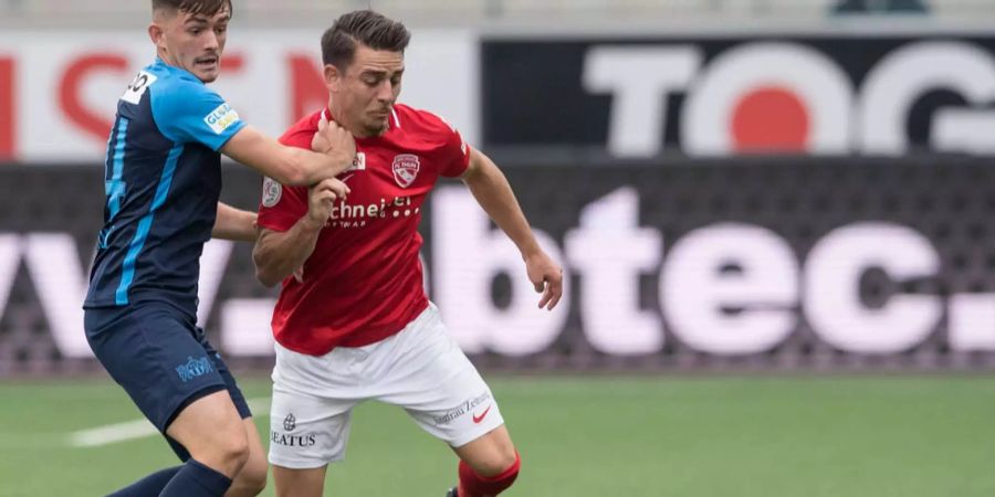 Basil Stillhart (rechts, FC Thun) und Toni Domgjoni (FCZ)  versuchen an den Ball zu kommen.