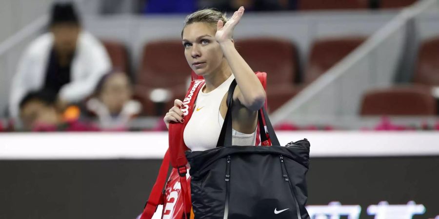 Simona Halep winkt den Zuschauern, nachdem sie wegen Rückenproblemen aufgegeben hat.