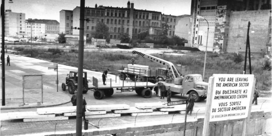 12. September 1961: Lieferung vorgefertigter Mauerteile an die Wilhelmstrasse in Berlin.