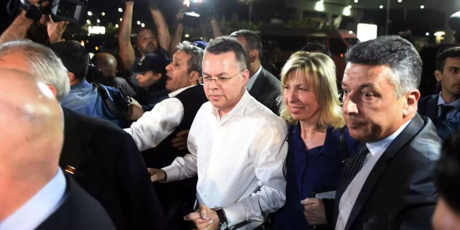 US-Pastor Andrew Brunson (3.v.r.) und seine Frau Norine Brunson (2.v.r.) kommen an dem türkischen Flughafen Izmir-Adnan Menderes an.