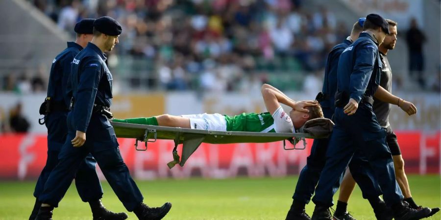 St. Gallens Goalgetter Cedric Itten wird nach seiner Verletzung abtransportiert.