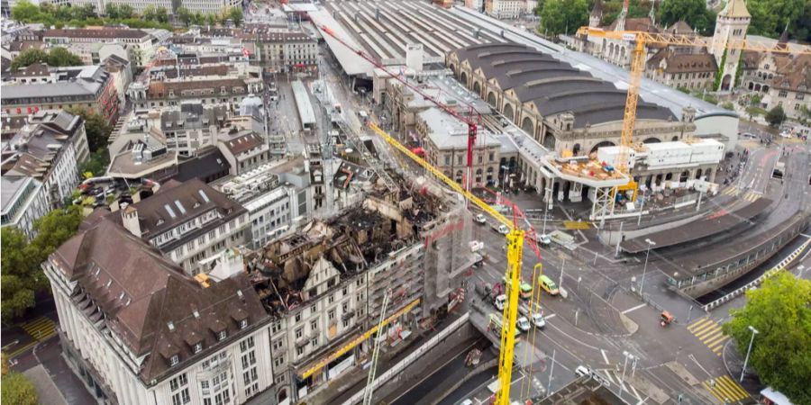 Die Brandruine am Zürcher Bahnhofplatz.