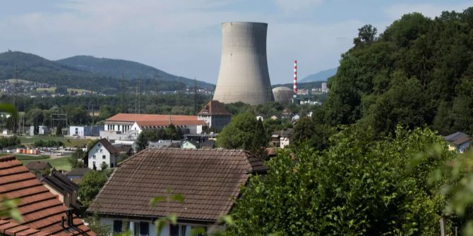 Das Foto zeigt den Kühlturm und dahinter den Reaktor des Kernkraftwerks Gösgen (KKG).