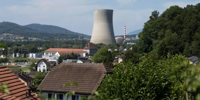 Das Foto zeigt den Kühlturm und dahinter den Reaktor des Kernkraftwerks Gösgen (KKG). Das Foto zeigt den Kühlturm und dahinter den Reaktor des Kernkraftwerks Gösgen (KKG).