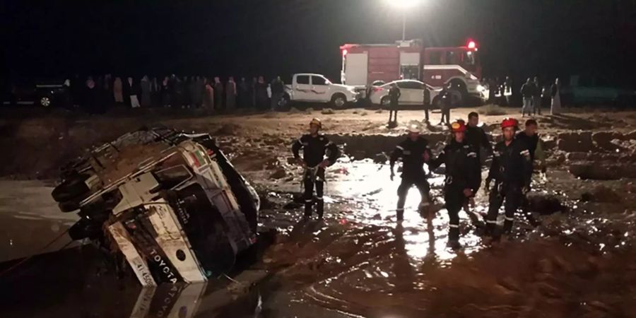 Mitglieder des jordanischen Zivilschutzes an einer Strasse, die durch die Überschwemmungen zerstört wurde.