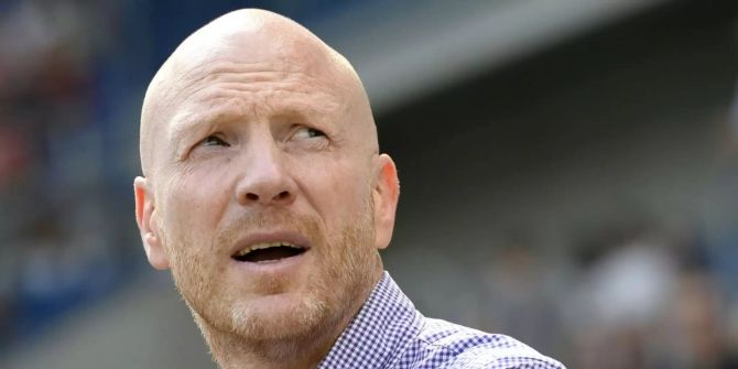 Der BVB-Berater Matthias Sammer wohnt einem Fussballspiel bei.