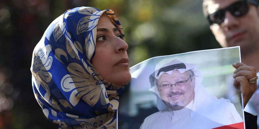 Tawakkol Karman, jemenitische Friedensnobelpreisträgerin, hält ein Bild von Jamal Khashoggi.