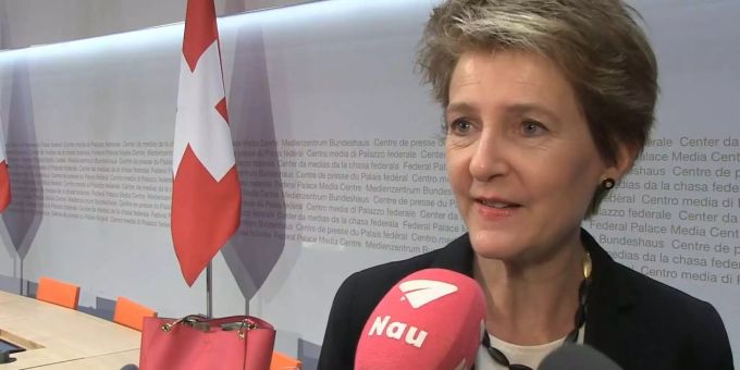 Simonetta Sommaruga spricht mit Nau im Interview. Laut der Bundespräsidentin hätte eine Maskenpflicht zum Schutz vor dem Coronavirus früher eingeführt werden sollen. simonetta sommaruga coronavirus