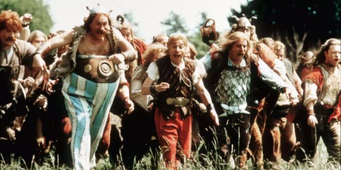 Die Bewohner des kleinen gallischen Dorfes, darunter Asterix, dargestellt von Christian Clavier, vorne Mitte, und Obelix, dargestellt von Gerard Depardieu, vorne links, in einer Szene des Films «Asterix & Obelix gegen Caesar». gerard depardieu