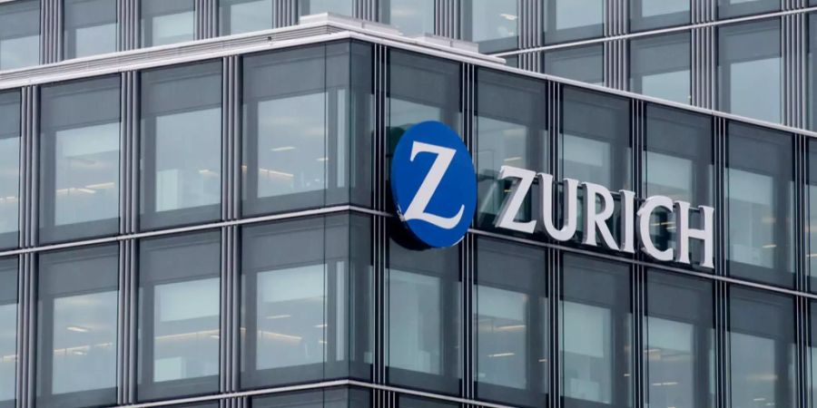 Das Firmenlogo der Zurich Insurance Group an einer Glasfassade.