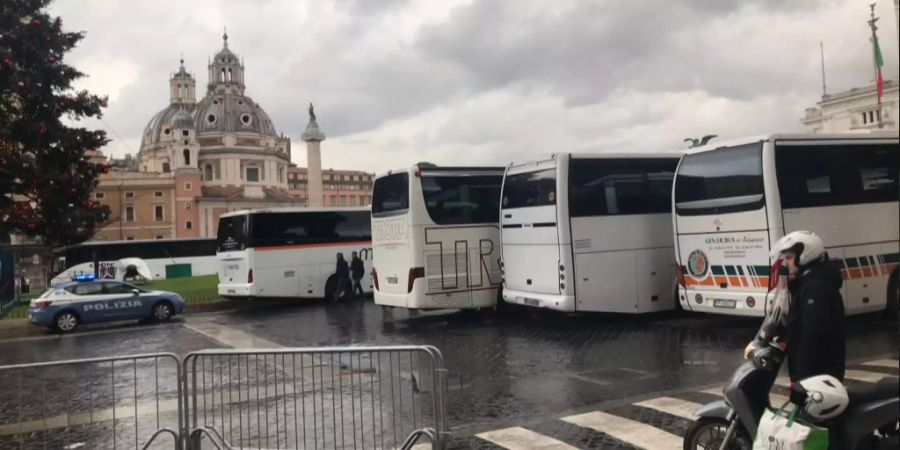 Busse versperren das Zentrum von Rom.