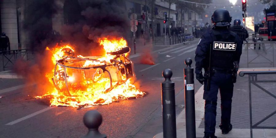 Die Demonstrationen entfachten sich wegen einer Umweltsteuer - inzwischen stehen die Gelbwesten für verschiedenste Themen.