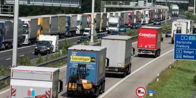 LKW reihen sich auf der Autobahn A5 bei Weil am Rhein (D).