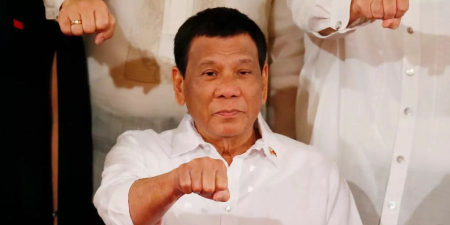 Der philippinische Präsident Rodrigo Duterte gestikuliert im Präsidentenpalast.