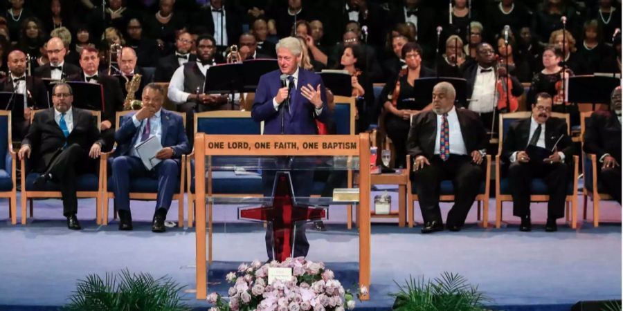 Bill Clinton spricht an der Trauerfeier von Aretha Franklin.