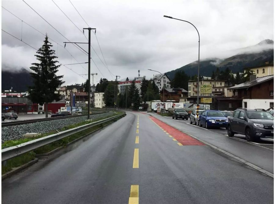 Strasse mit gelben Mittelstreifen und Bahngleisen daneben - zvg Kantonspolizei Graubünden