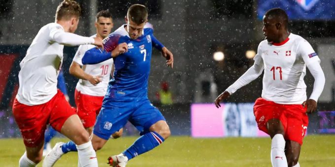 Islands Johan Gudmundsson (Mitte) wird von Nico Elvedi (links) und Denis Zakaria mit vereinten Kräften gestoppt. Islands Johan Gudmundsson (Mitte) wird von Nico Elvedi (links) und Denis Zakaria mit vereinten Kräften gestoppt.